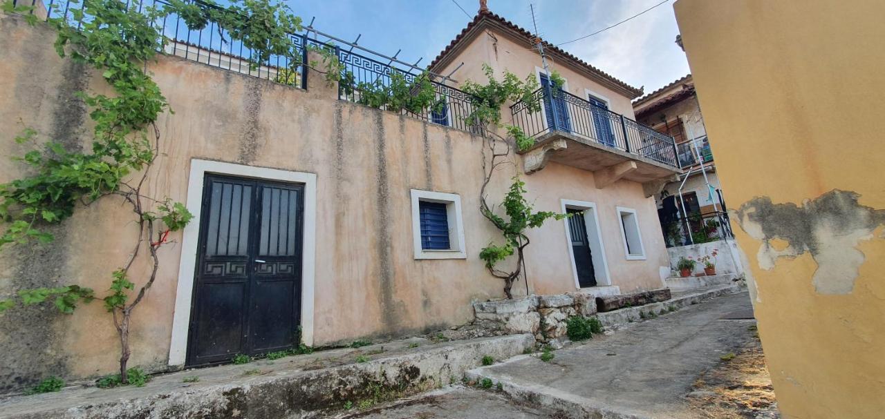Traditional Hillside Cottage Gythio Exterior photo