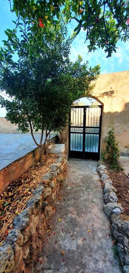 Traditional Hillside Cottage Gythio Exterior photo
